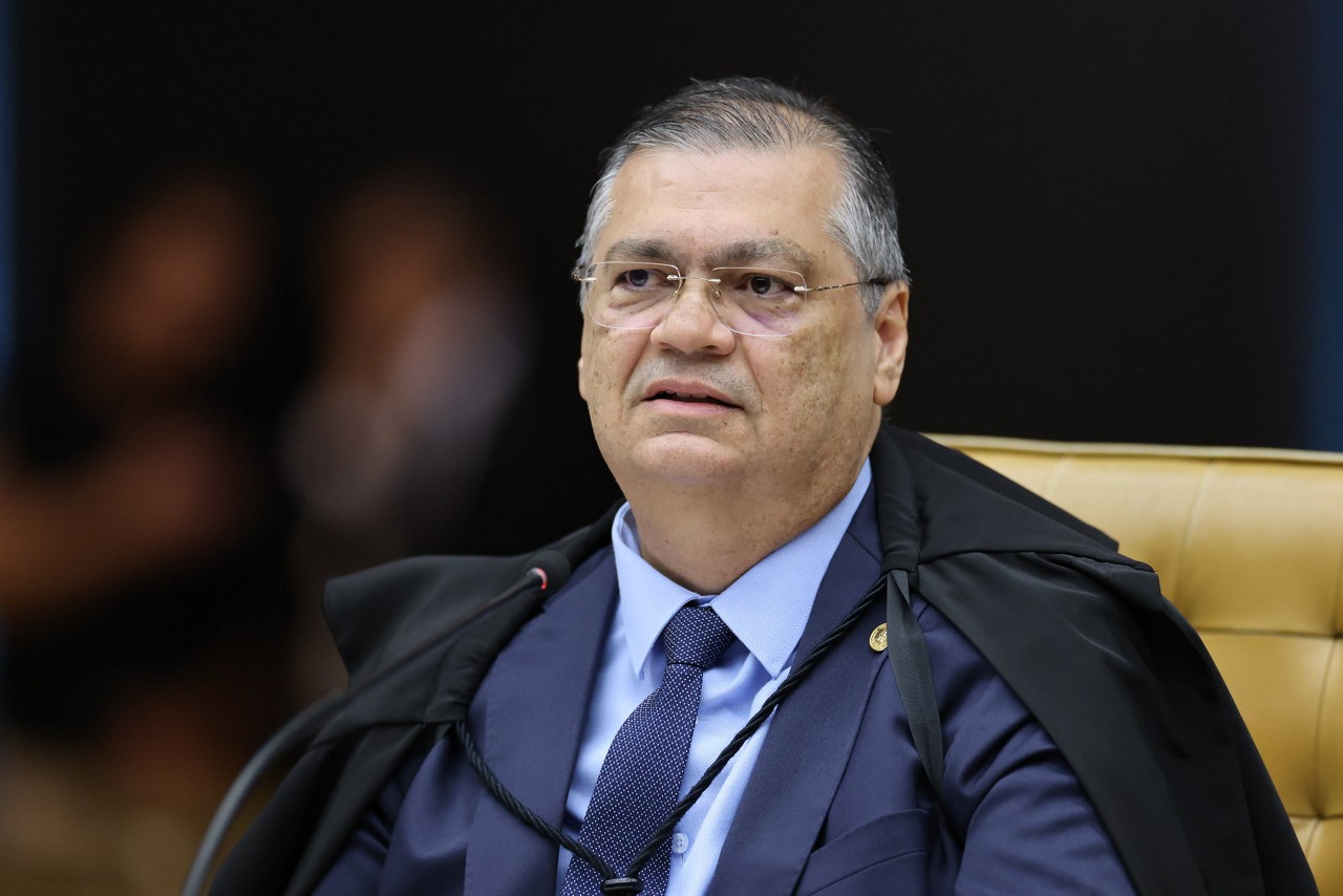 O ministro Flávio Dino, no plenário do STF, detalha voto que pode redefinir o papel das redes sociais no combate a conteúdos ilegais e reforça a responsabilidade das plataformas no ambiente digital