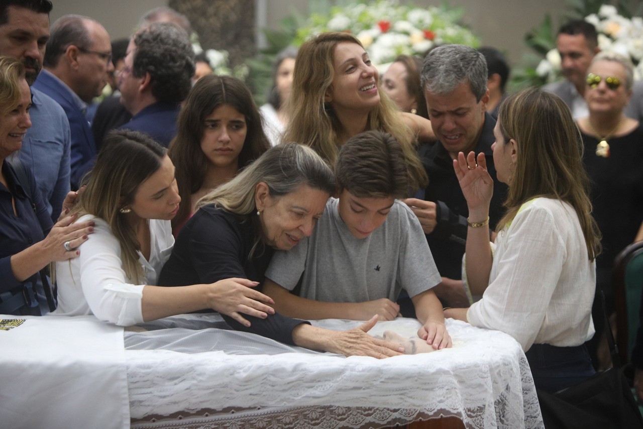 Família se emociona ao se despedir do marido, pai e avô
