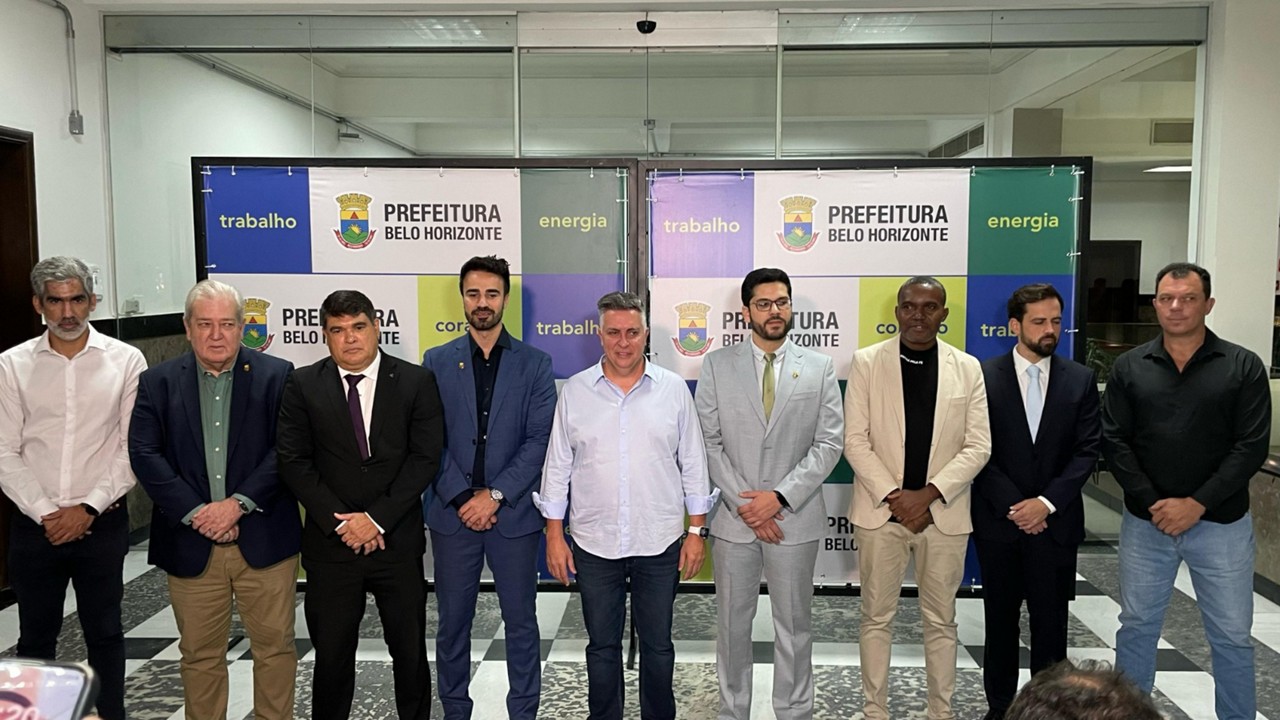 O prefeito Álvaro Damião concede entrevista coletiva para anunciar ajustes na equipe de governo.