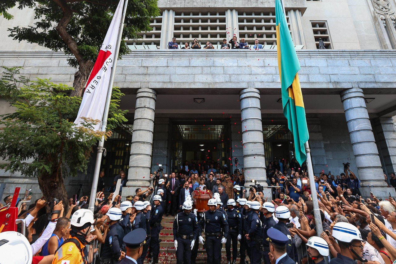 Caixão com o corpo de Fuad deixa a sede da PBH em direção ao cemitério do Bonfim