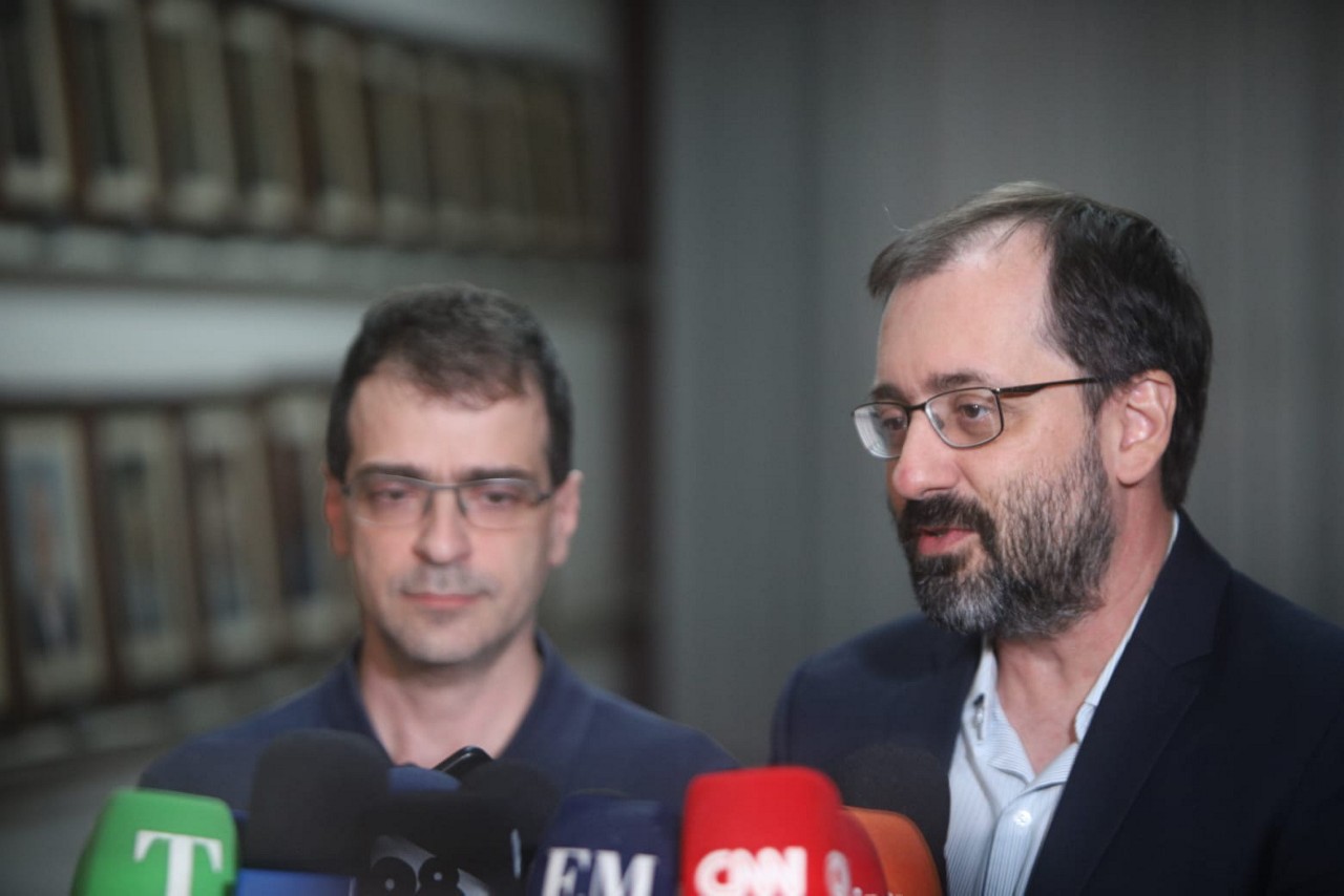 Gustavo Fuad Noman, à esquerda, e Paulo Henrique Noman, à direita, filhos de Fuad, relembraram a relação do pai com a família e com o trabalho na despedida do prefeito