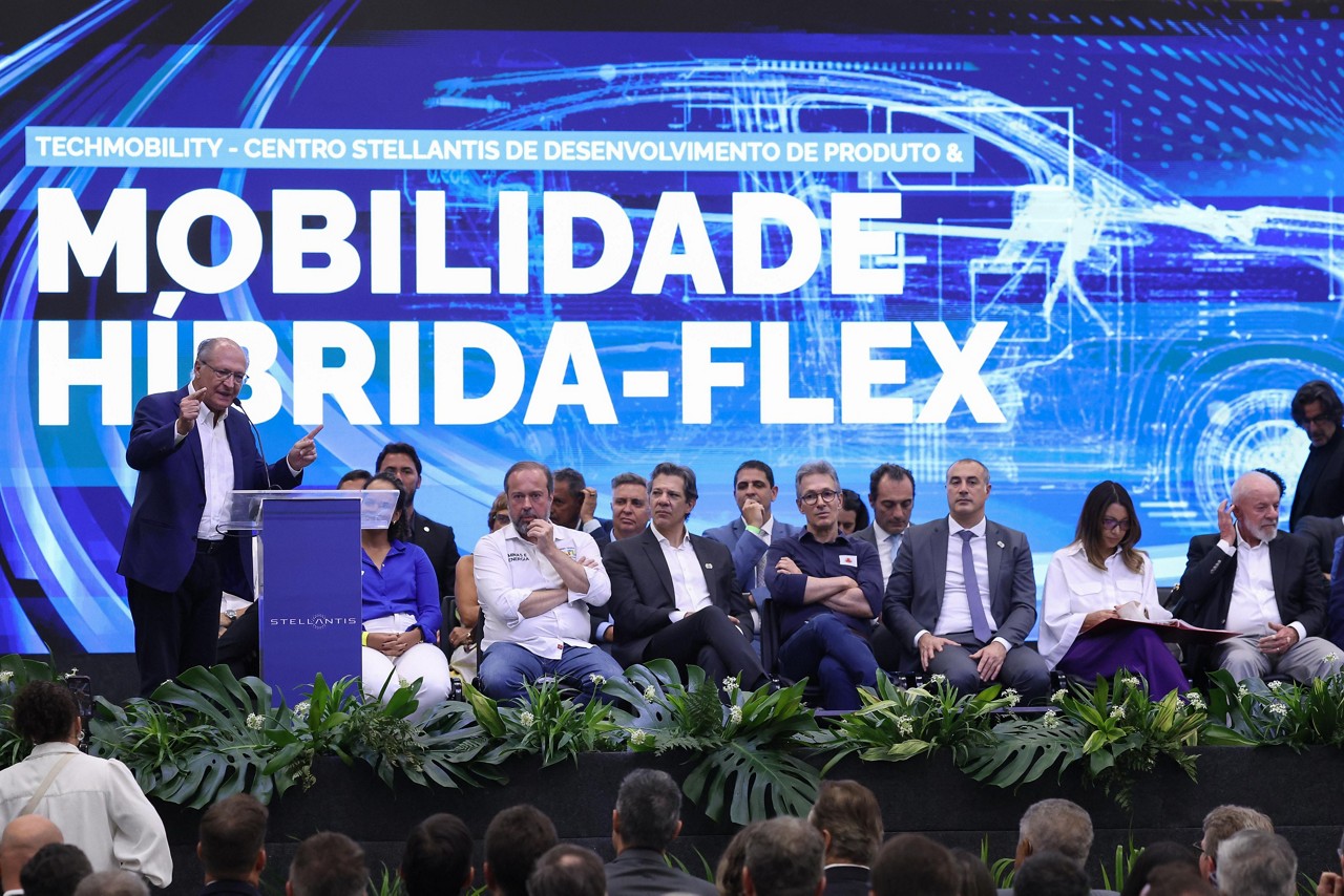 Clima no palco estava tenso após discursos de Romeu Zema (Novo) e Alexandre Silveira (PSD), e o vice-presidente Geraldo Alckmin (PSB) tentou amenizar o tom