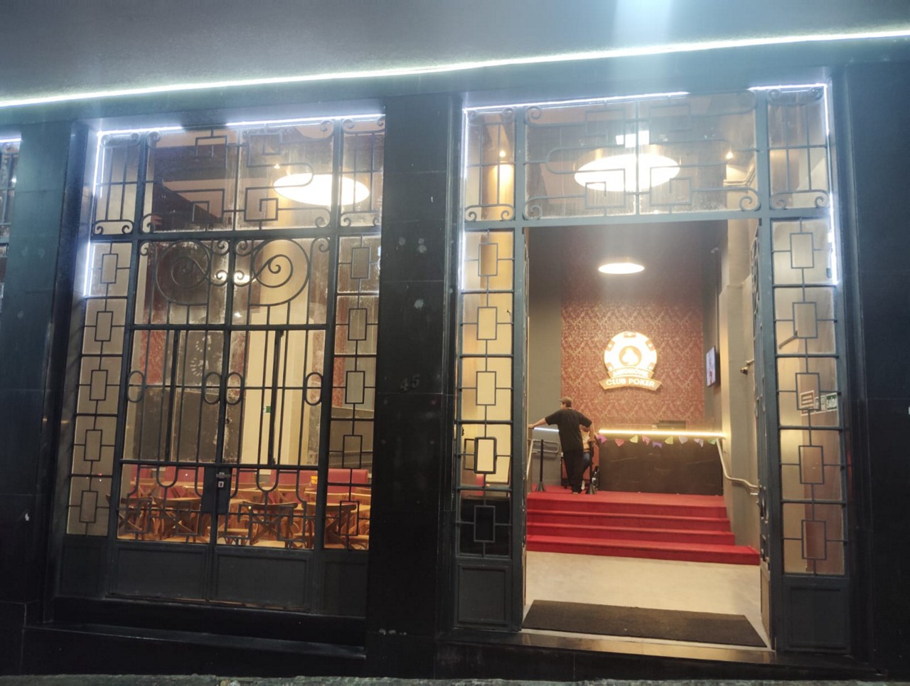 Entrada de loja do estado no Centro de Belo Horizonte onde funciona um clube de pôquer