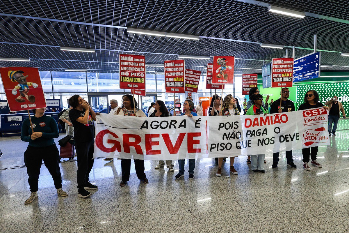 Professores da rede municipal de BH fazem protesto em Confins 