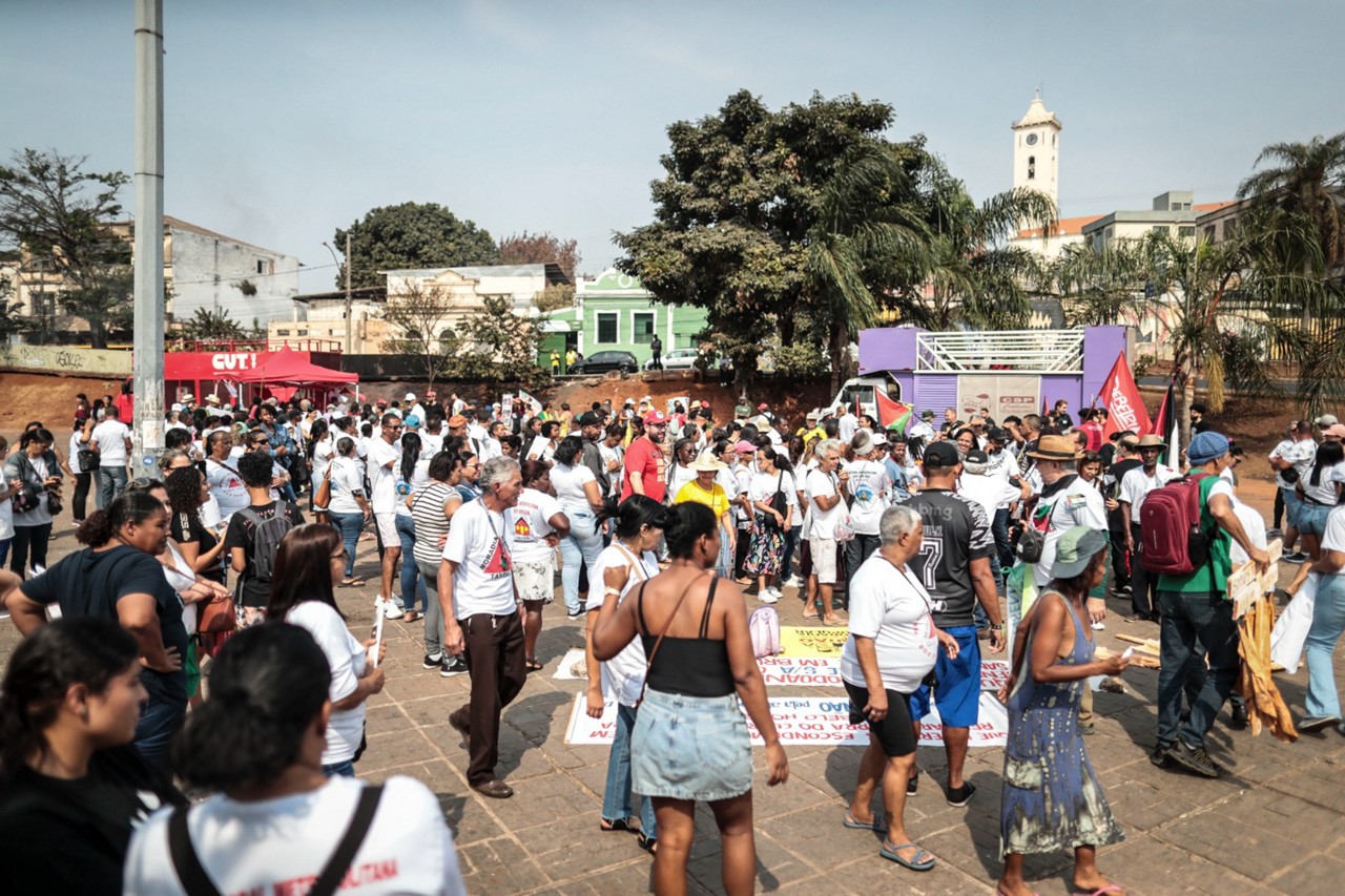 Manifestação "Grito dos Excluídos" reuniu centenas de pessoas para caminhada até o centro de Belo Horizonte. 