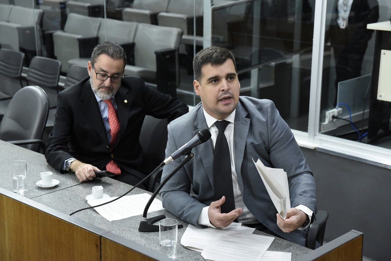 O próximo 1º secretário da ALMG, Gustavo Santana (PL, à esq.), e o deputado estadual Bruno Engler (PL) em sessão da Comissão de Fiscalização Financeira no último mês de junho