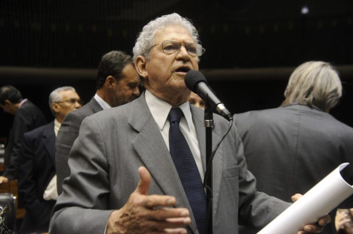 Ao longo de trajetória política, Humberto Souto exerceu diversos cargos legislativos