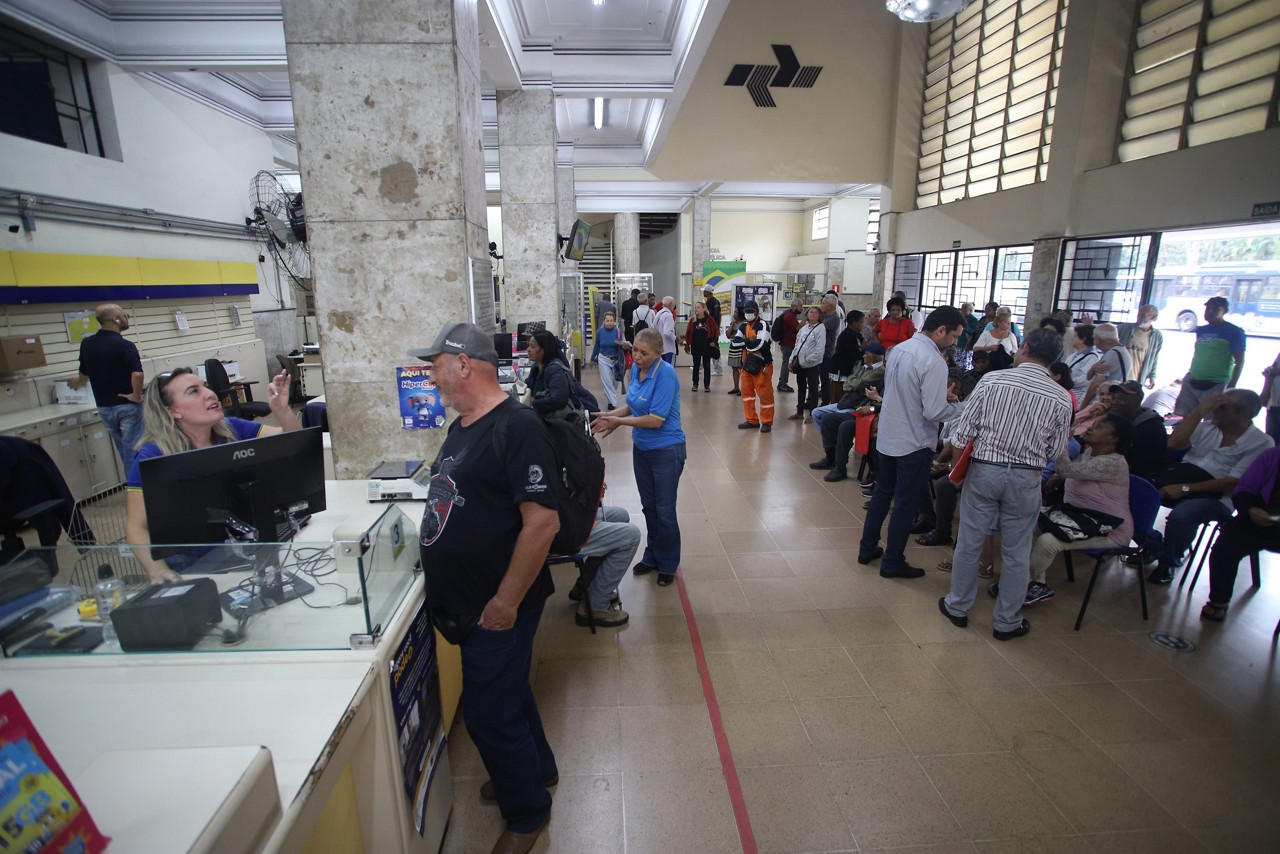 Pensionistas procuram atendimento presencial para tirar dúvidas sobre descontos na folha de pagamento