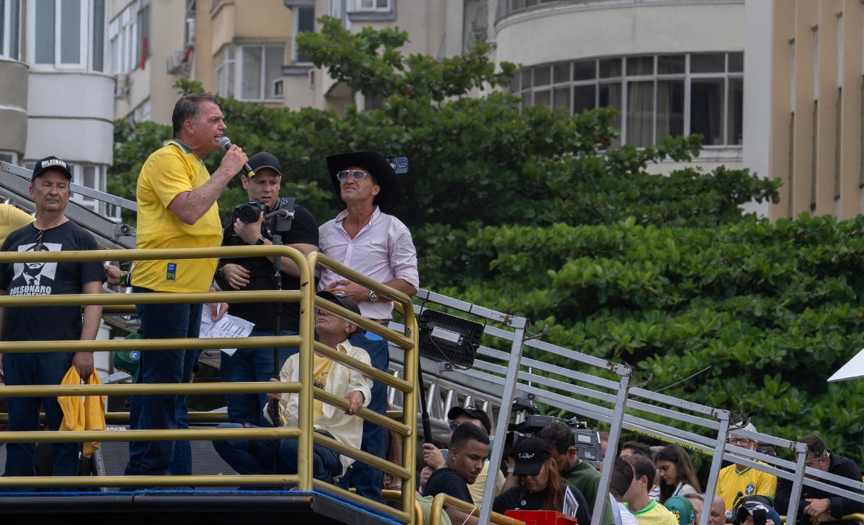 Diante dos apoiadores que o acolheram ao grito de "Mito!" e com um discurso menos agressivo do que de costume