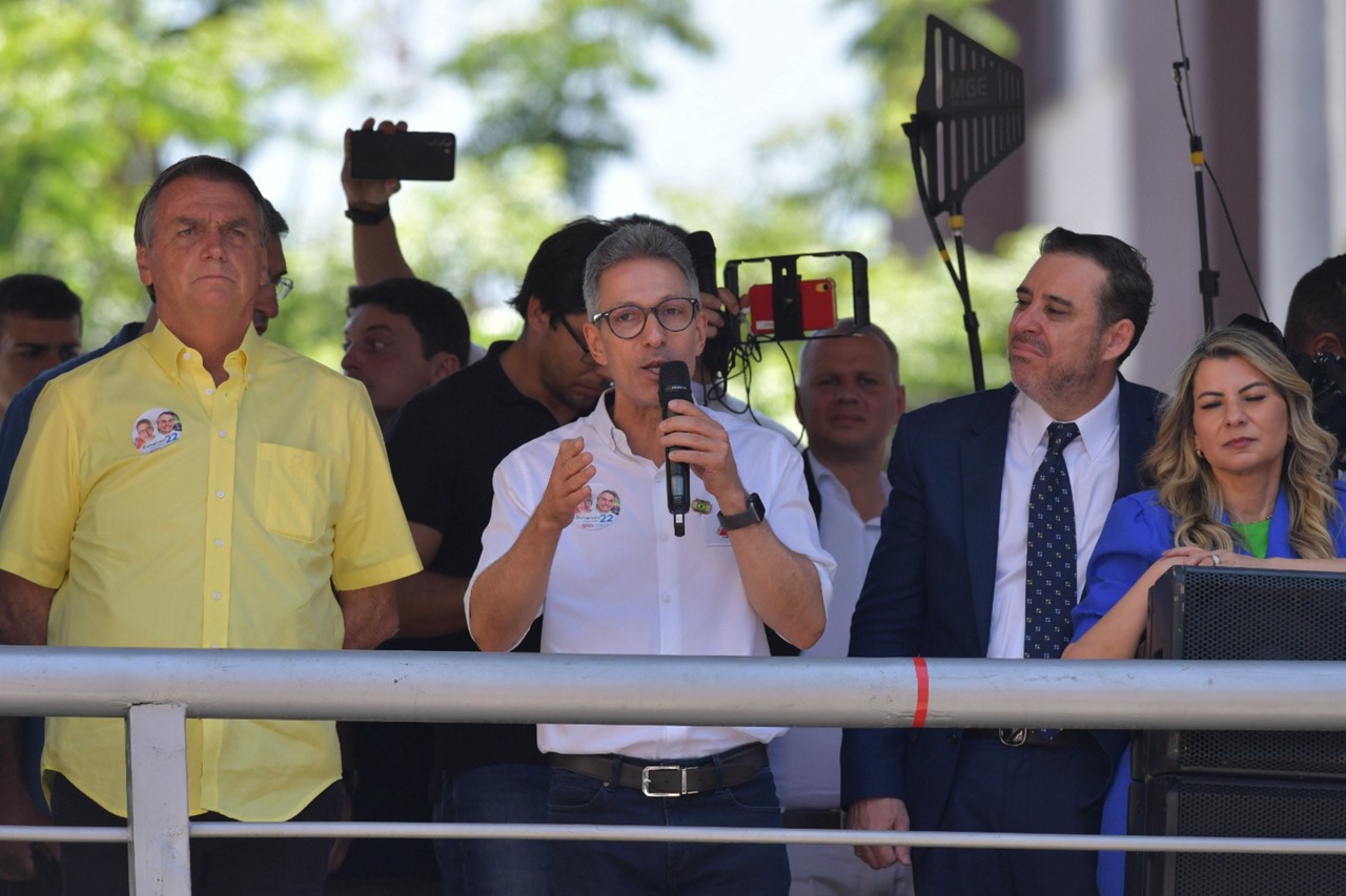 O governador Romeu Zema (Novo) e o ex-presidente Jair Bolsonaro (PL) durante a inauguração da nova sede da Igreja Mundial do Poder de Deus em Belo Horizonte em 2022