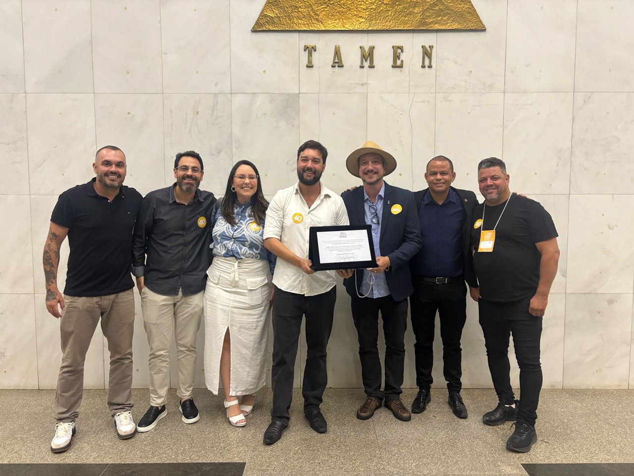 O presidente da Câmara de Contagem, Bruno Barreiro (PV), entregou o título de cidadão honorário ao prefeito de Recife (PE), João Campos (PSB), nesta quarta-feira (30 de abril)