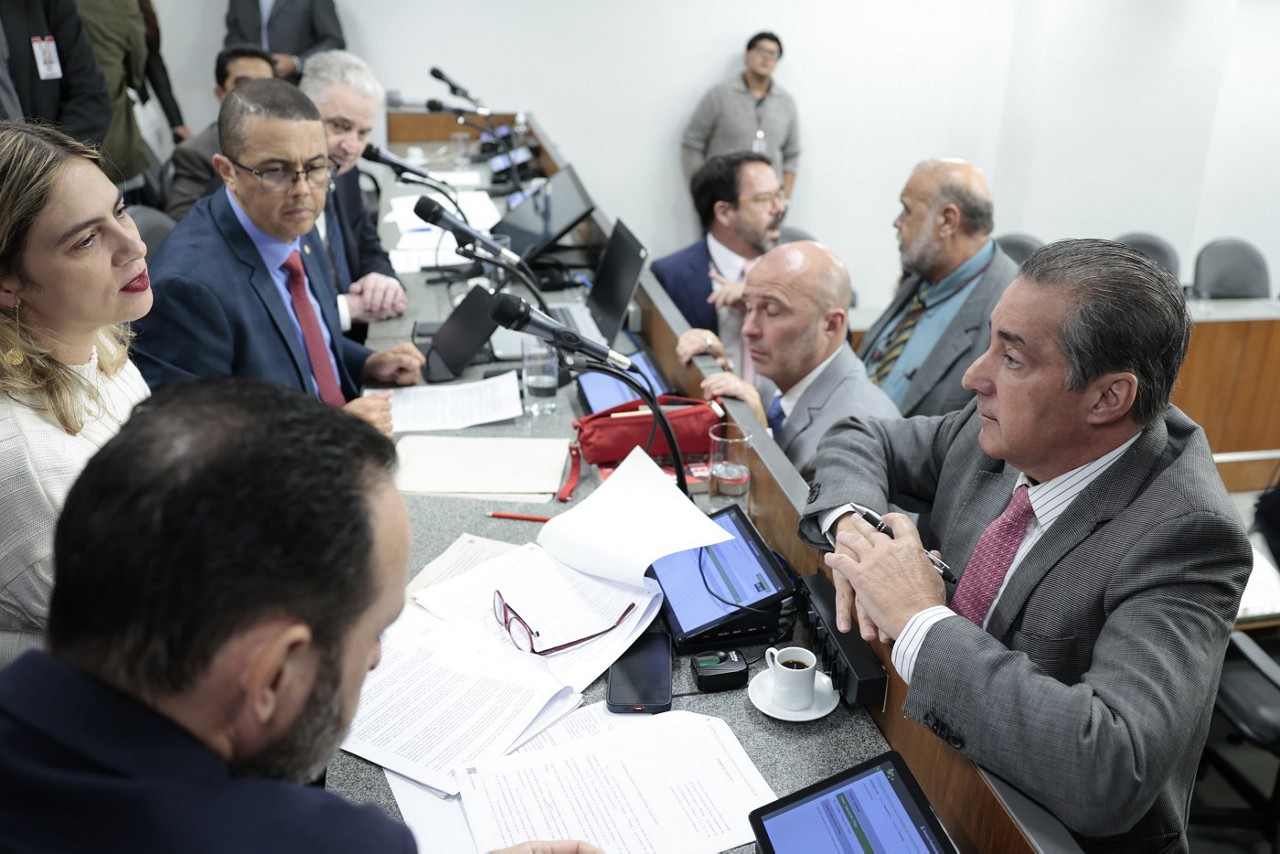 O líder do governo Zema, João Magalhães (MDB, à dir.), o deputado Gustavo Valadares (Mobiliza, acima) e a deputada Beatriz Cerqueira (PT, à esq.) durante a sessão da Comissão de istração Pública desta terça (27 de maio)