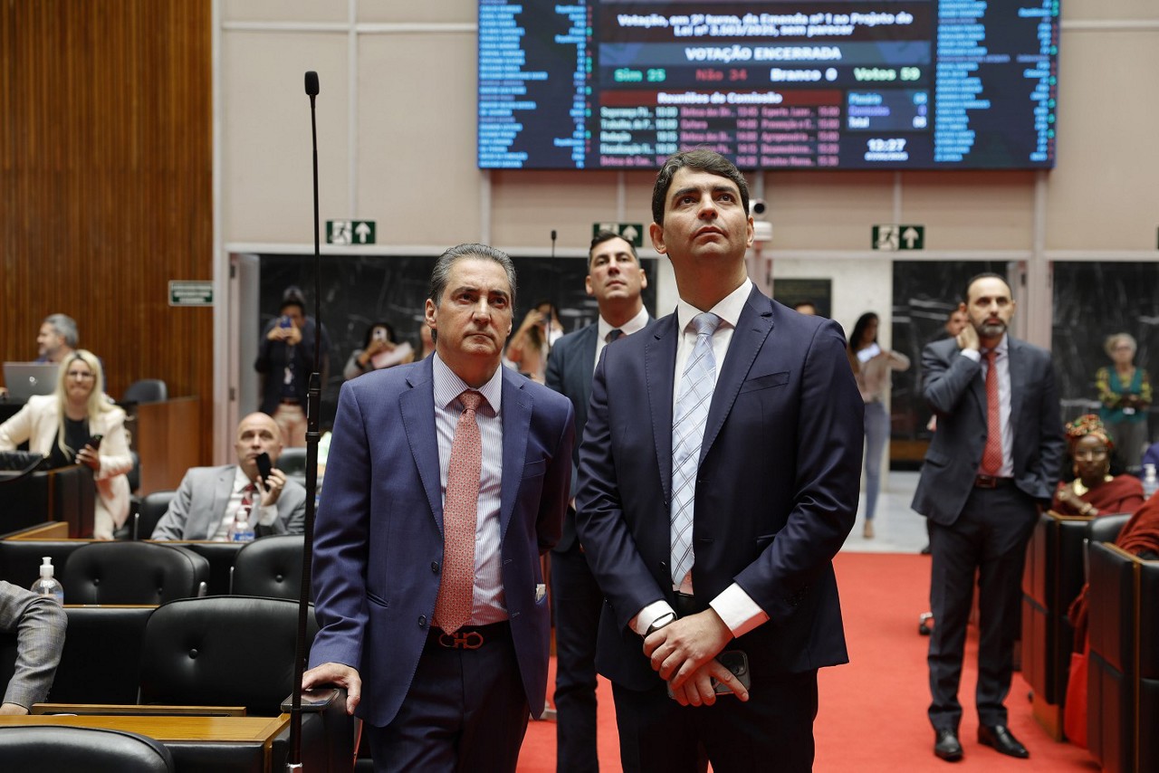 O líder do governo Romeu Zema (Novo) na ALMG, João Magalhães (MDB, à esq.), e o líder do bloco de governo, Cássio Soares (PSD, à dir.), durante reunião em plenário no último dia 7