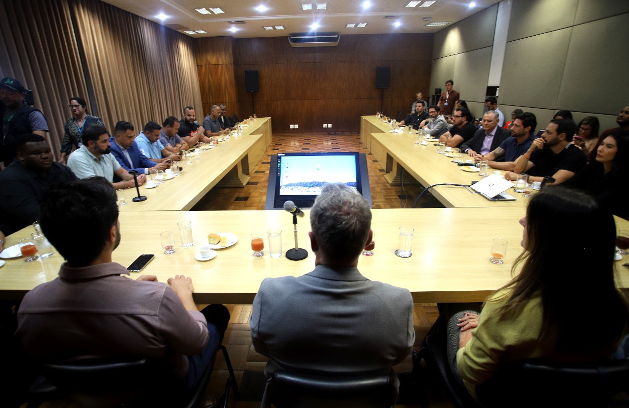 Vereadores se reuniram com o prefeito em exercício, Juliano Lopes, que aparece ao centro da imagem, de costas