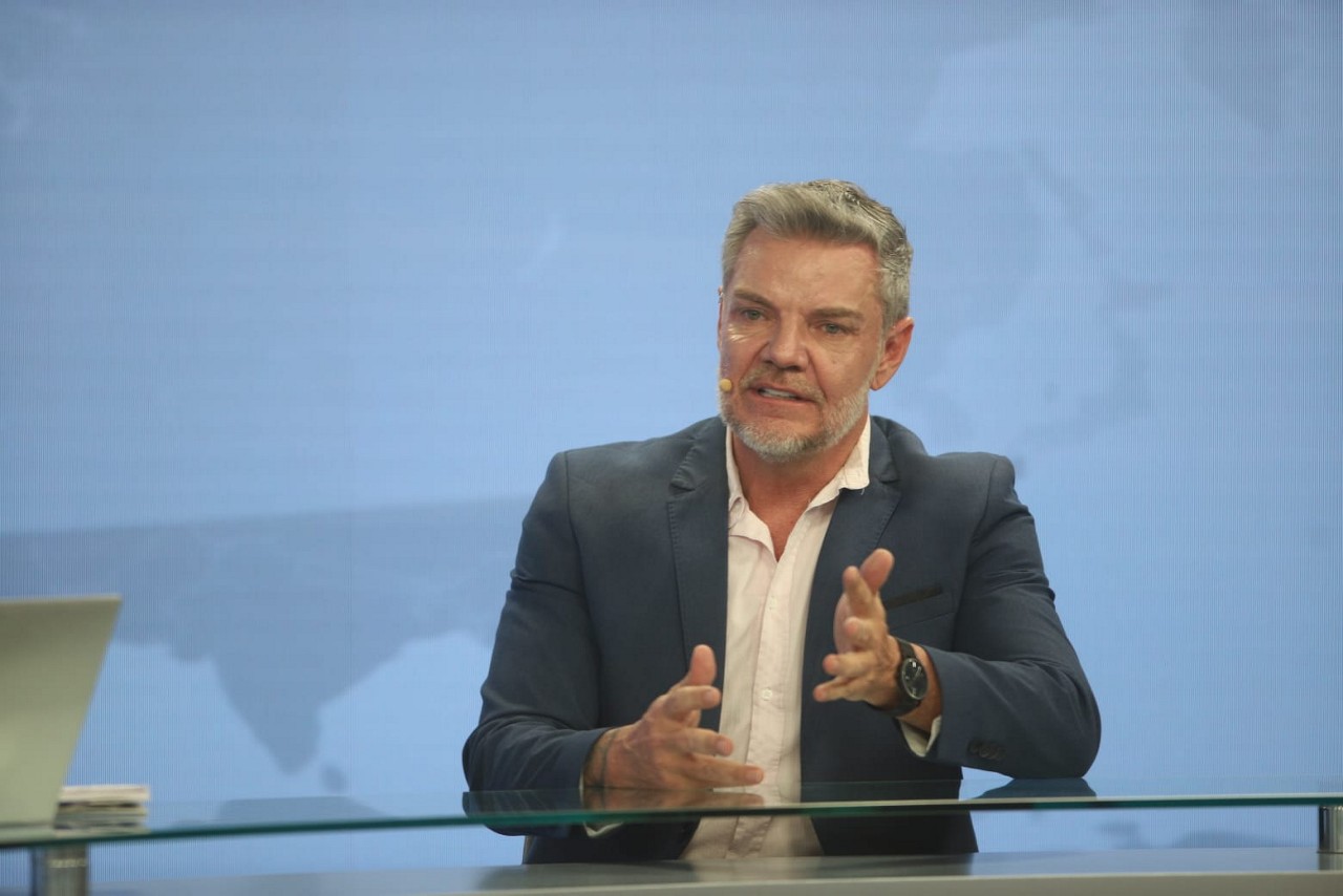 Novo presidente da Câmara Municipal, Juliano Lopes (Podemos) é rachado com o último presidente, Gabriel Azevedo (MDB)