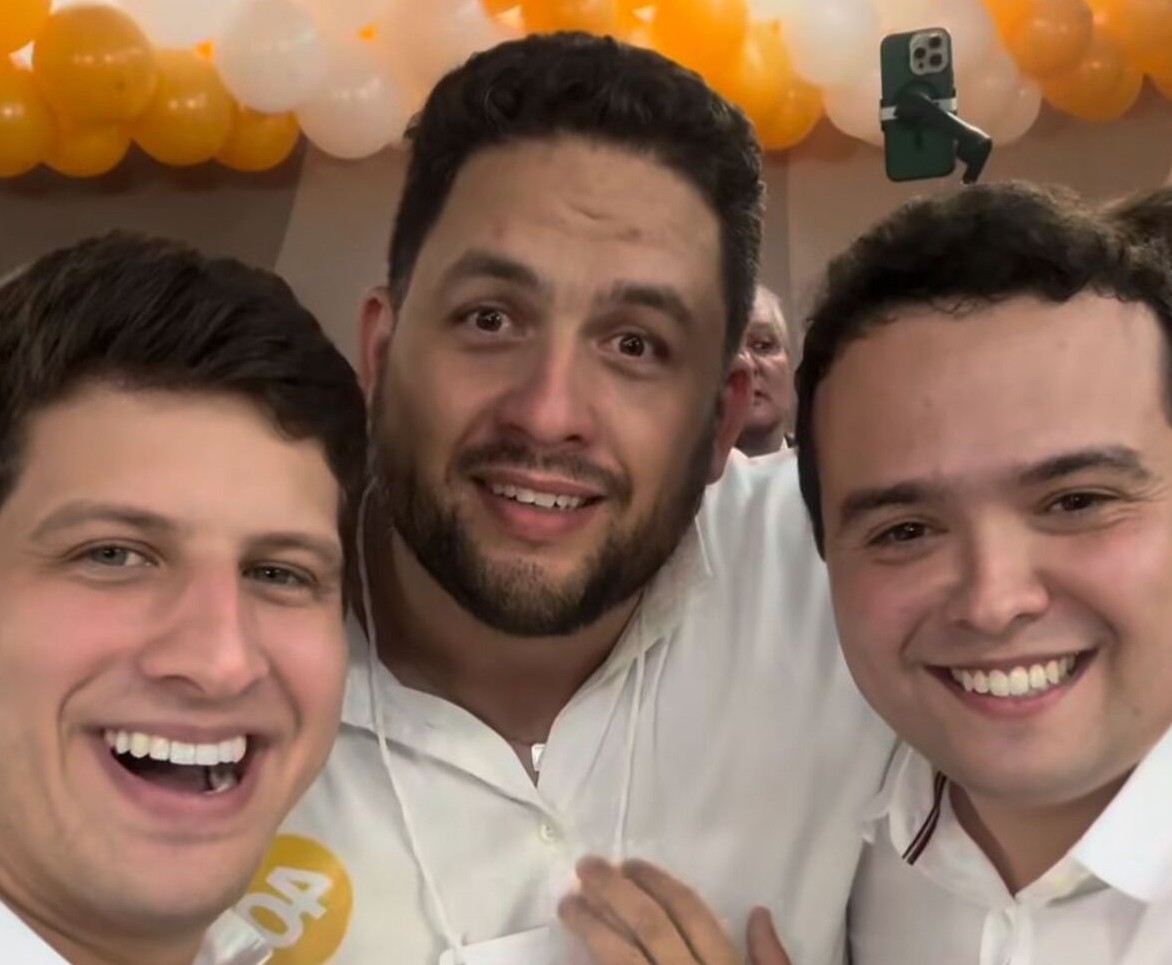 Leonardo Bastos (no meio) com o prefeito de Recife, João Campos, e o presidente do PSB em Minas, Otacílio Neto