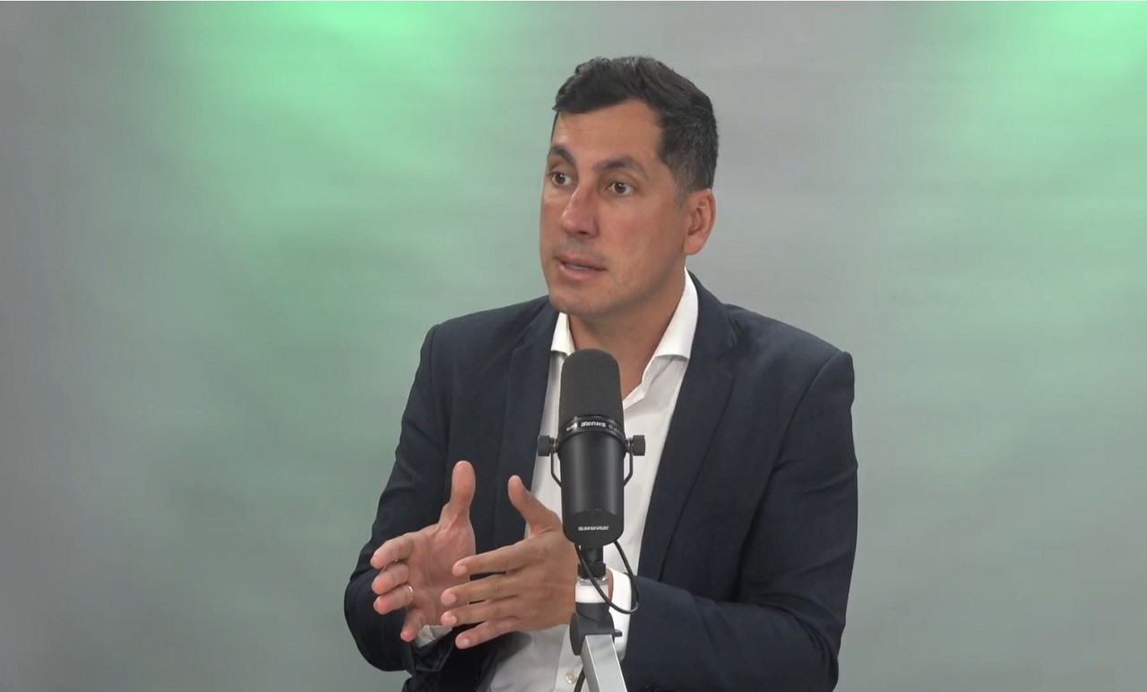 Lasmar classificou como autoritário o esforço do governo para excluir a participação popular. 