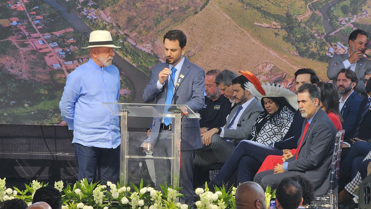 Lula interrompeu seu discurso e pediu para que o público não vaiasse o prefeito de Mariana, Juliano Duarte (PSB)
