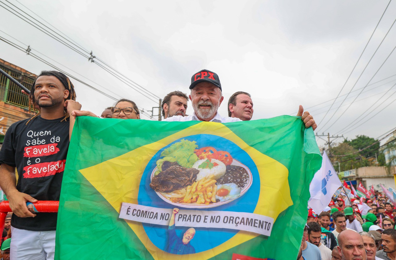 Lula durante ato de campanha no Complexo do Alemão, em que ele usou boné com a sigla CPX