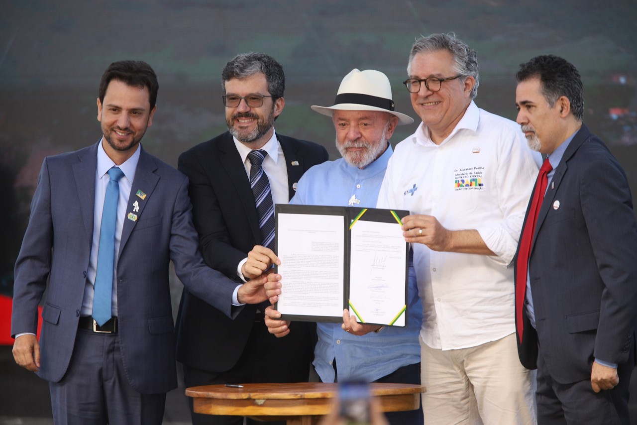 Lula anuncia investimentos em Mariana