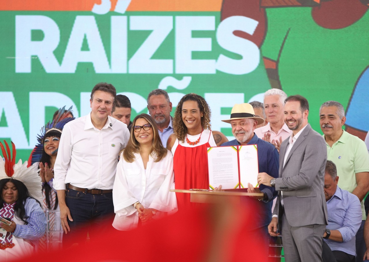 O presidente Luiz Inácio Lula da Silva (PT) e o prefeito de Minas Novas, Alessandro Mota (Republicanos, à dir.), durante o ato de formalização do campus quilombola nesta quinta (24/7)