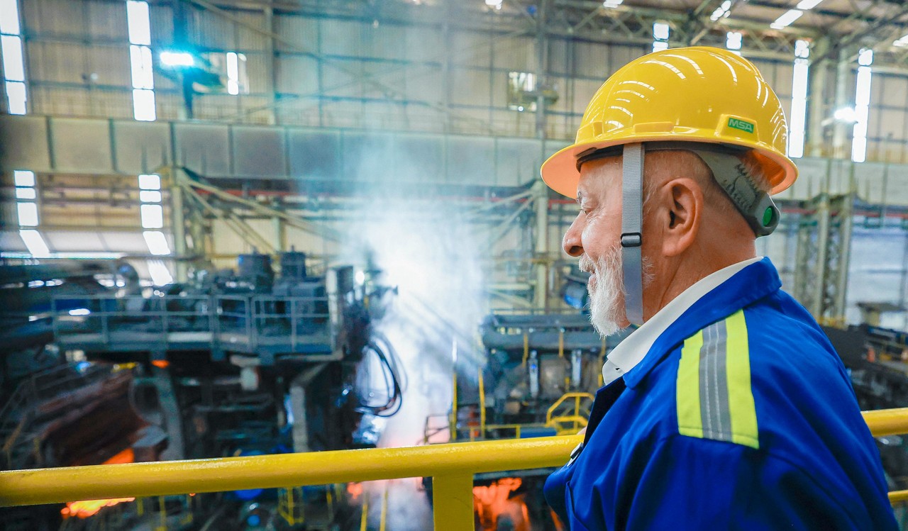 Presidente da República, Luiz Inácio Lula da Silva, durante visita ao Galpão de Laminação da Usina Gerdau, Ouro Branco - MG