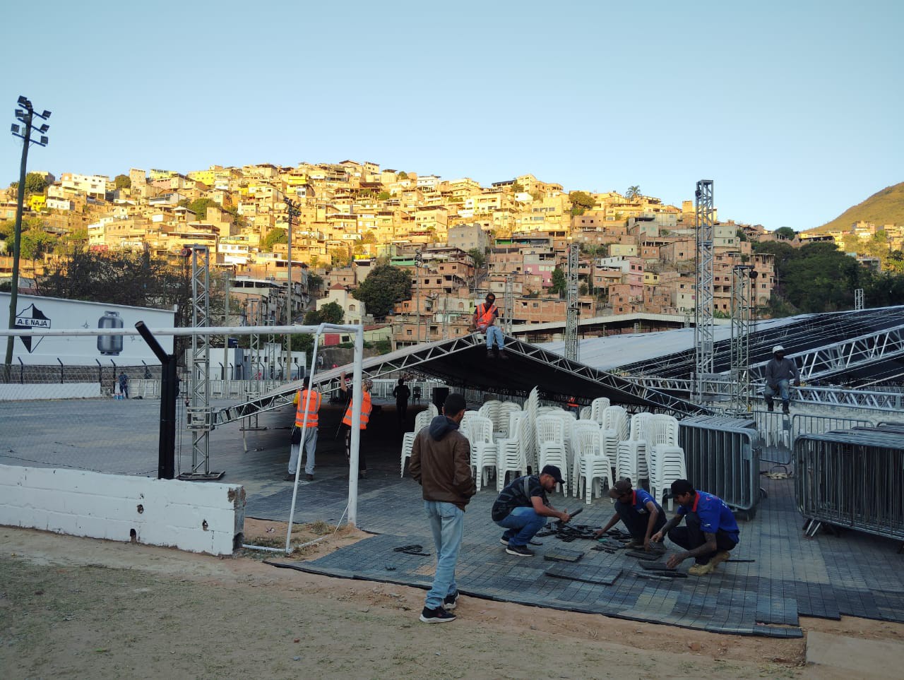 Equipe prepara o palco onde Lula e outras autoridades vão anunciar programa do governo federal