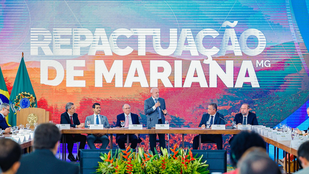 O presidente Lula ainda criticou as mineradoras durante a solenidade de  da repactuação do acordo de Mariana