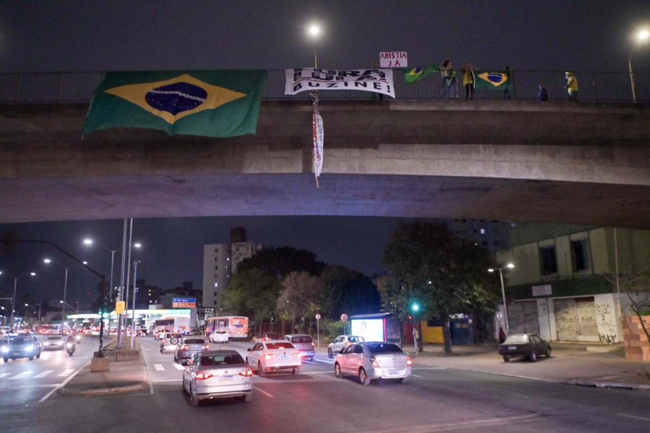 Manifestantes protestaram ontem em Belo Horizonte contra o presidente Lula e a favor da anistia