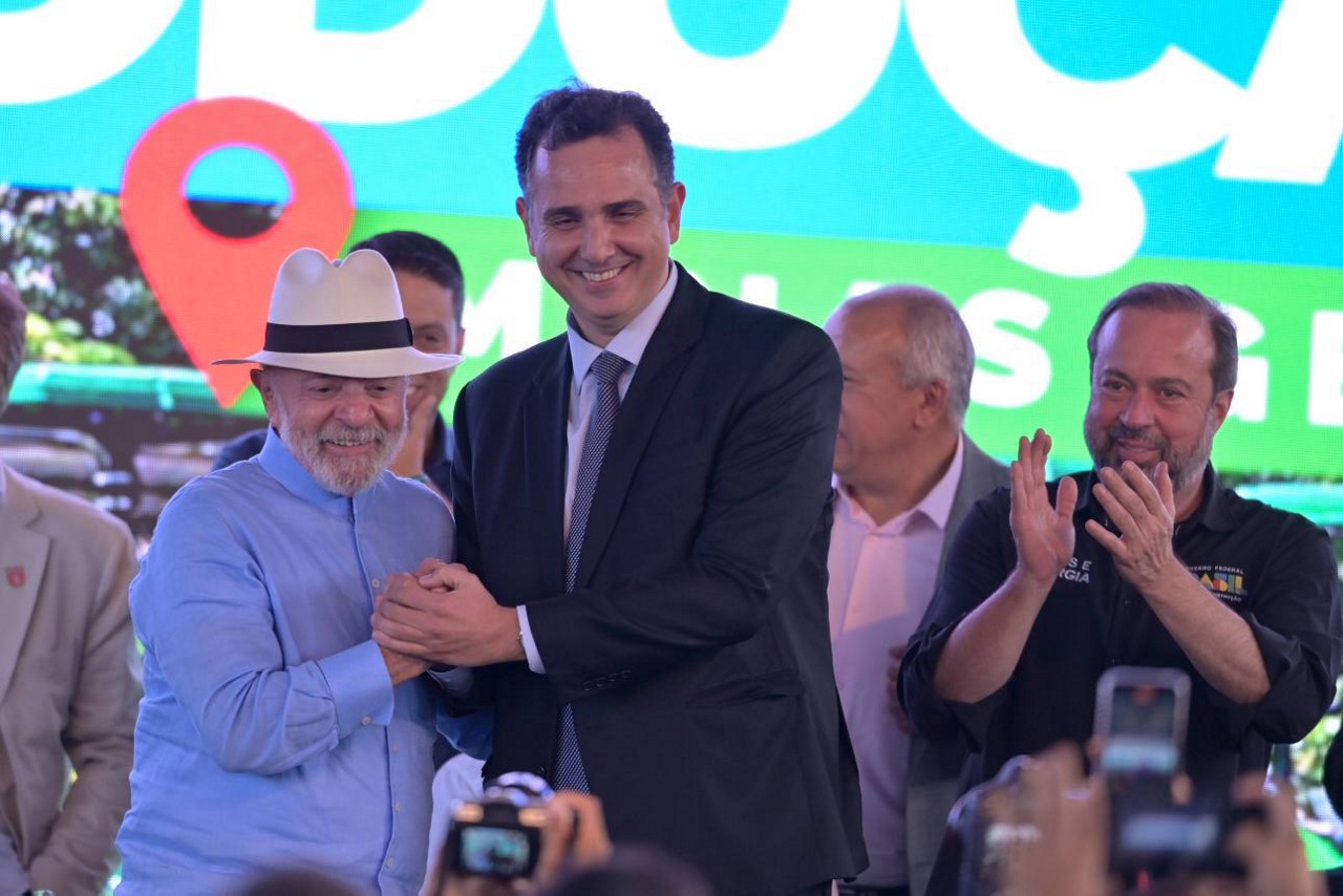 Presidente Lula e senador Rodrigo Pacheco abraçados em visita o CEASA, em Contagem