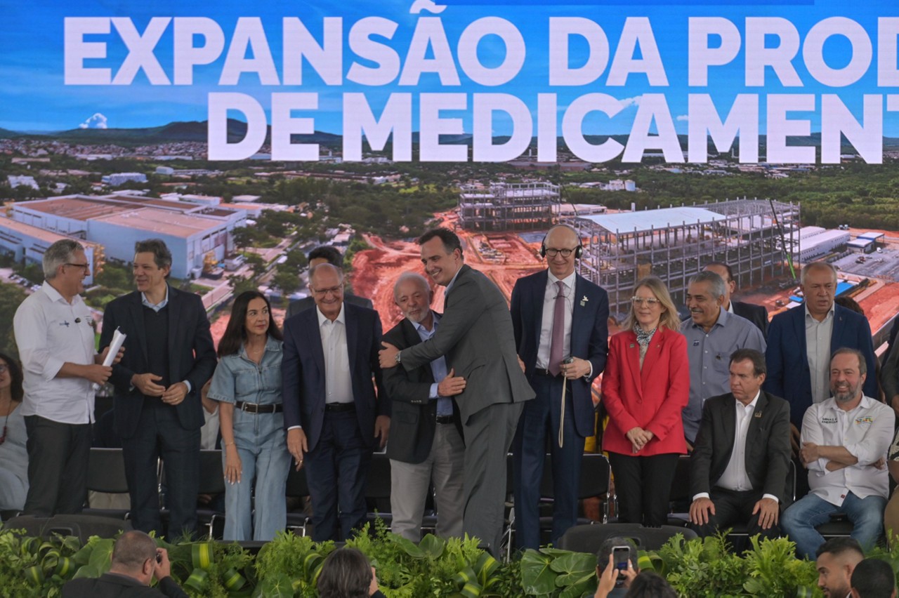 Presidente Lula abraça senador Rodrigo Pacheco (PSD) durante evento da Novo Nordisk em Montes Claros (MG)