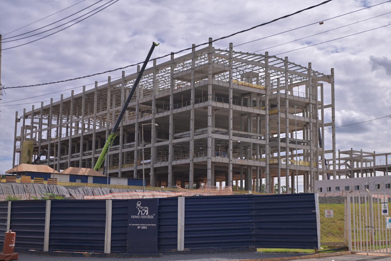Prédio que está sendo erguido na planta da Novo Nordisk em Montes Claros para ampliação da produção da unidade.