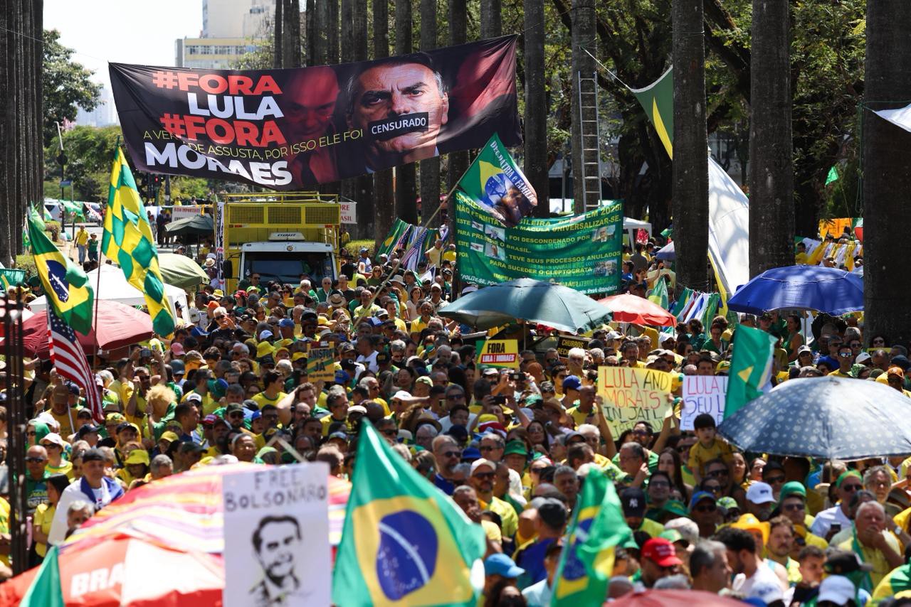 Manifestantes a favor da anistia ao ex-presidente Jair Bolsonaro participam de ato na Praça da Liberdade