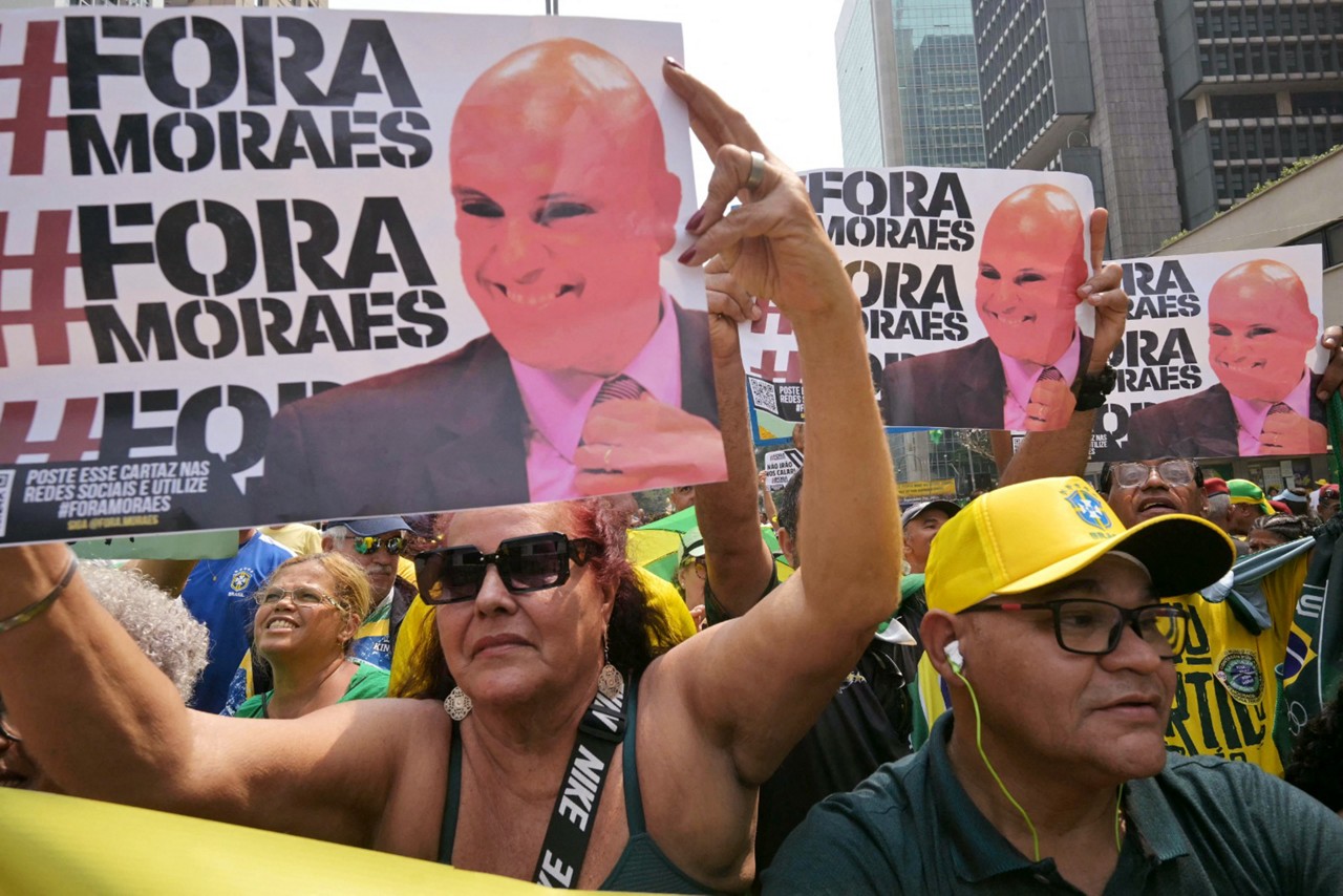 Manifestantes se reúnem na Avenida Paulista, em São Paulo, para pedir o impeachment do ministro Alexandre de Moraes, do STF.