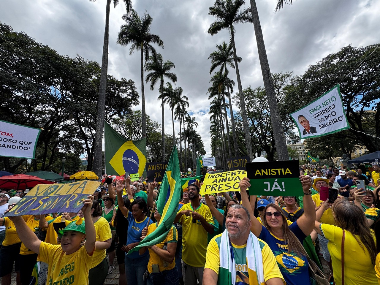 Manifestantes de direita se reúnem na praça da Liberdade, em Belo Horizonte, durante ato pela anistia dos acusados pelo 8 de janeiro
