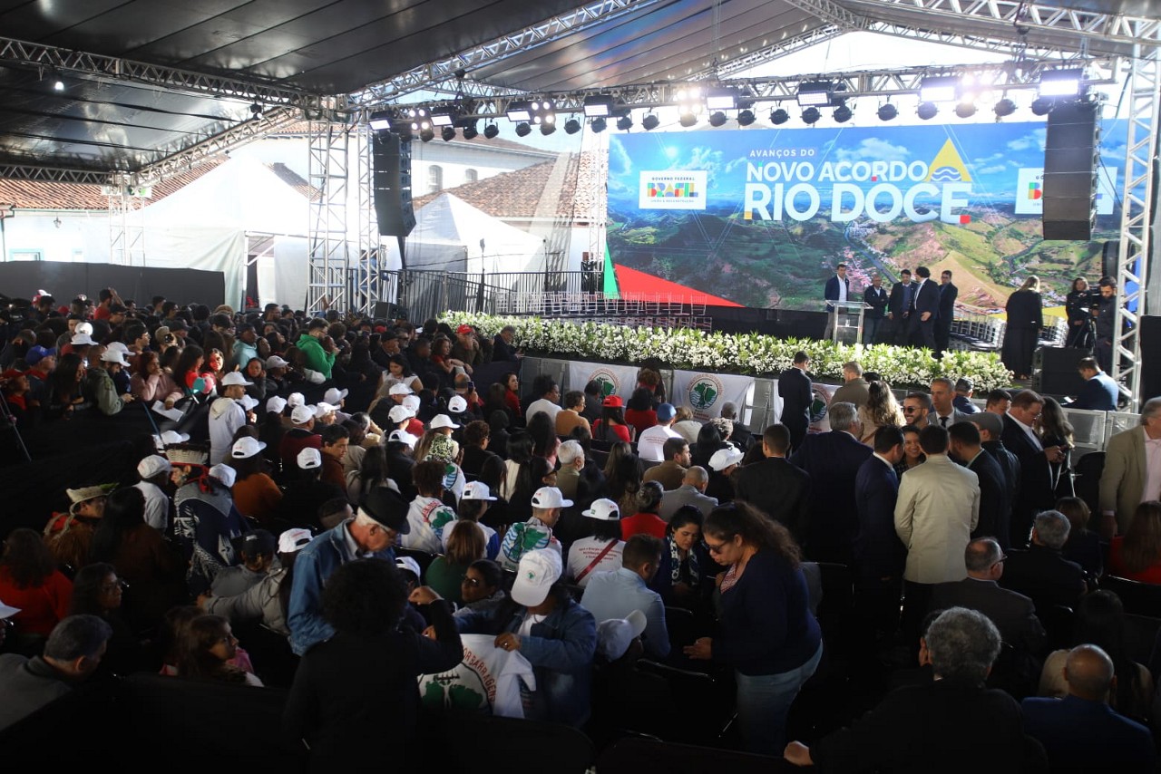 Palco montado para agenda de Lula em Mariana