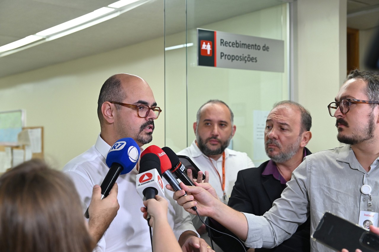 O vice-governador Mateus Simões (Novo) foi pessoalmente à ALMG nesta quinta-feira (14 de novembro) levar os projetos de lei para privatizar Cemig e Copasa