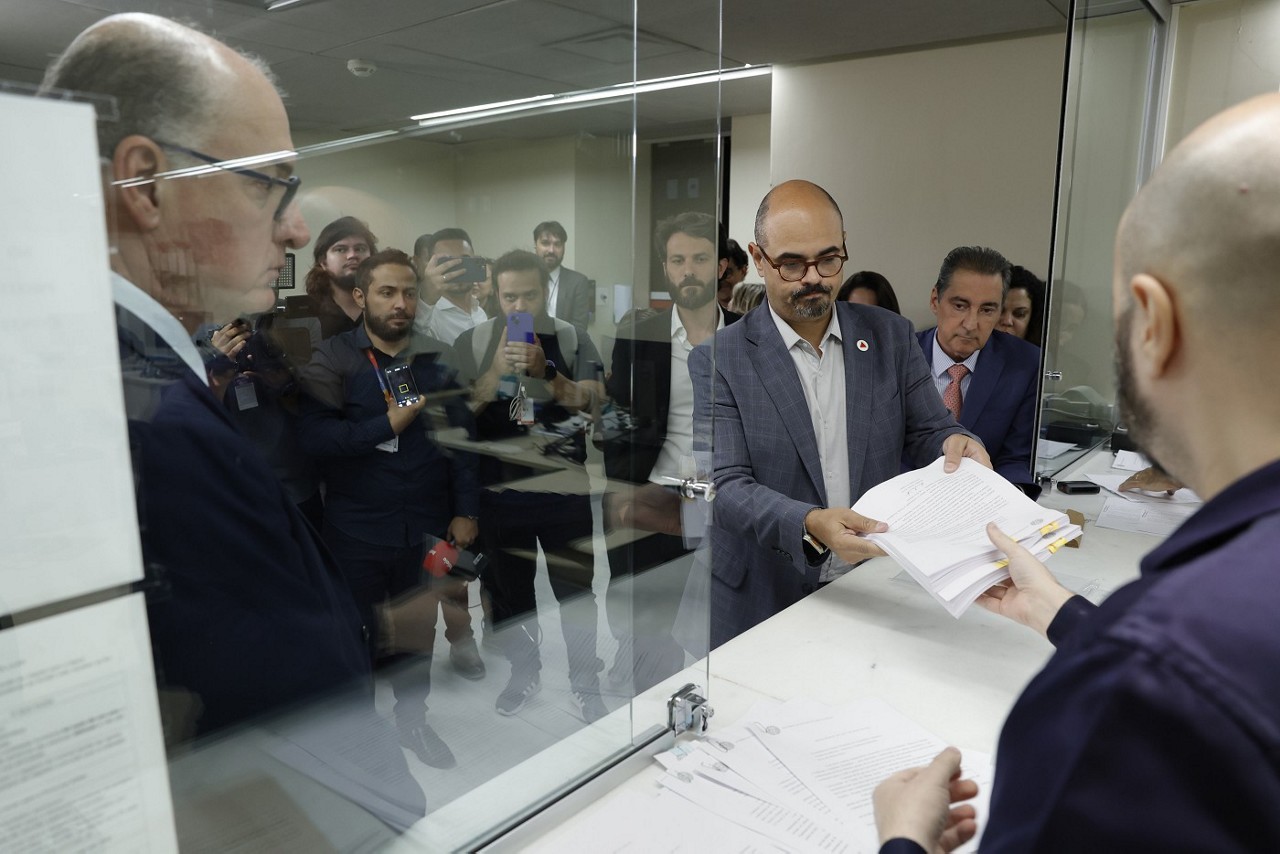 O vice-governador Mateus Simões (Novo), o secretário de Governo, Marcelo Aro (à esq.), e o líder do governo na ALMG, João Magalhães (MDB, à dir.), durante o protocolo nesta quarta (7 de maio)