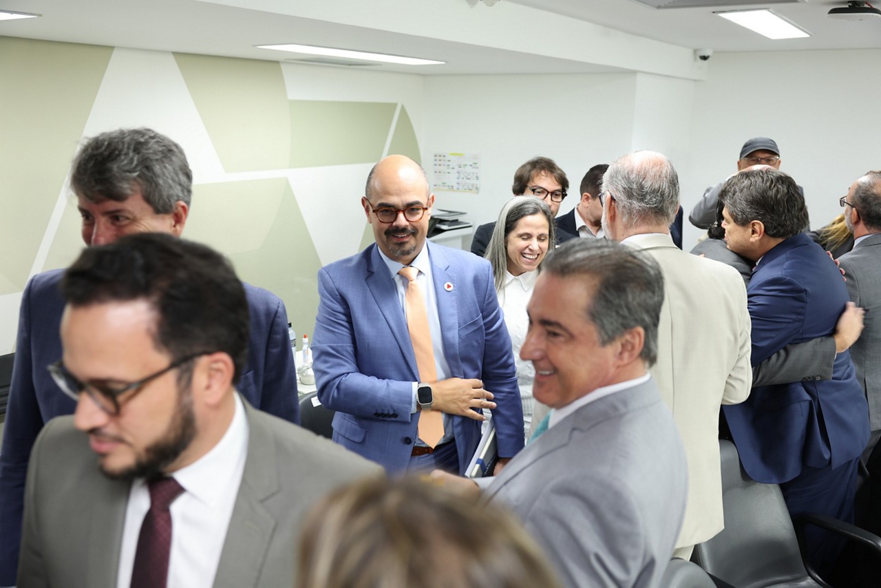O vice-governador Mateus Simões (Novo, centro) tem ganhado protagonismo público desde o início do segundo mandato do governador Romeu Zema (Novo)