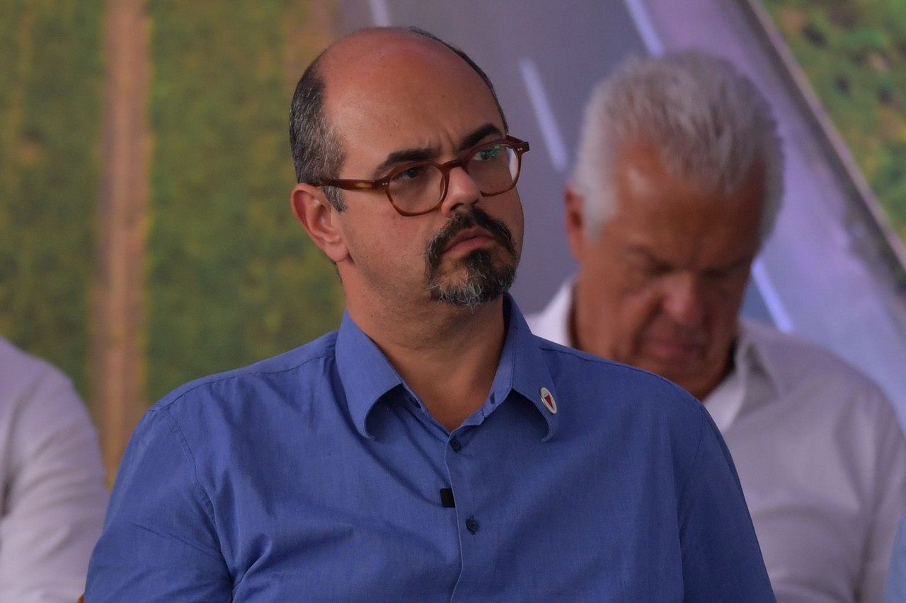 Vice-governador de Minas, Mateus Simões diz que já está posto como pré-candidato e alfineta indefinição de adversários.