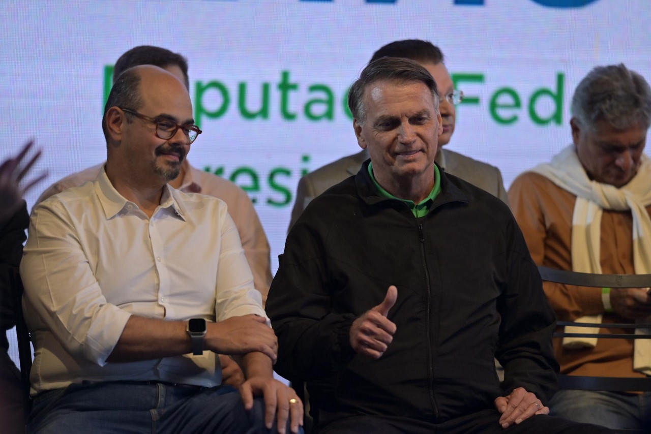 O vice-governador de Minas Gerais,  Mateus Simões (Novo), participou de encontro do PL na quinta-feira (26 de junho) em Belo Horizonte ao lado do ex-presidente Jair Bolsonaro, filiado à legenda