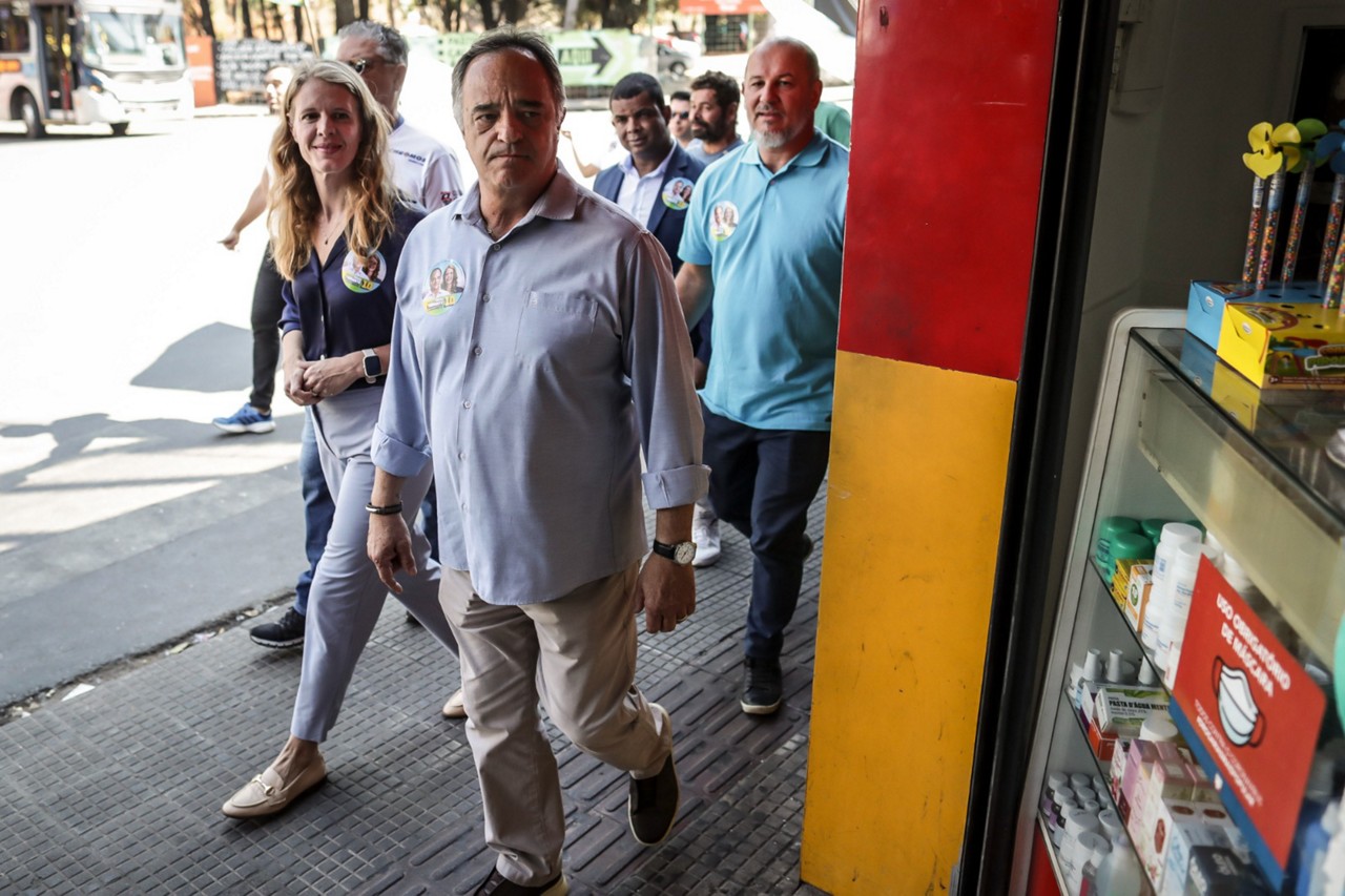 O candidato à PBH Mauro Tramonte (Republicanos) e a candidata a vice Luísa Barreto (Novo) na manhã desta segunda-feira (19 de agosto) na região do Barreiro
