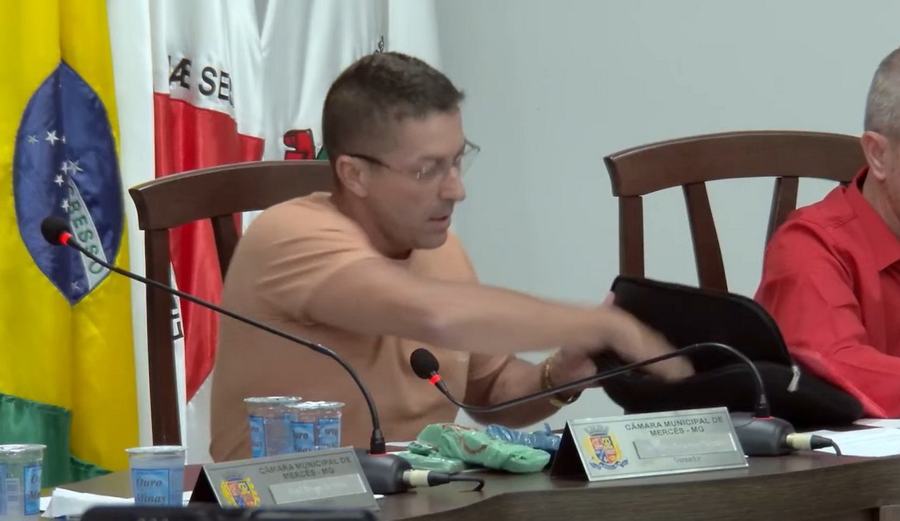 No momento de registrar o voto, Marcelo Moto Som tirou uma grande quantidade de dinheiro de uma bolsa e colocou sobre a mesa