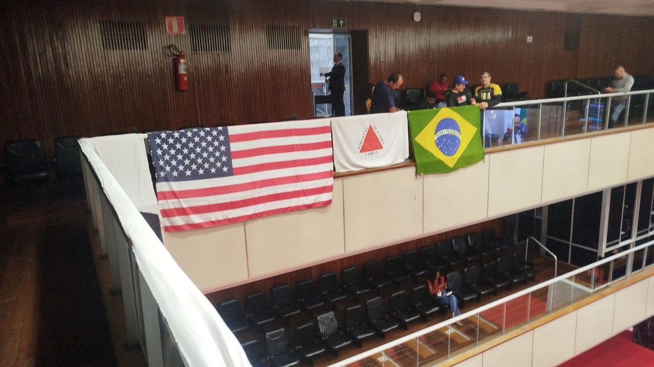Grupo ergueu uma bandeira dos EUA, de Minas Gerais e do Brasil na ALMG