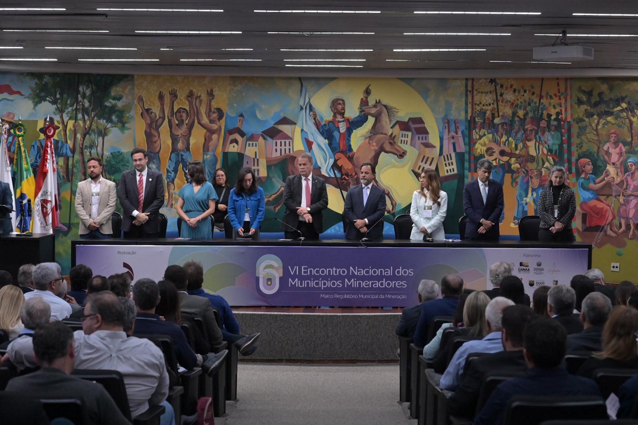 O presidente do TCE-MG, Durval Ângelo, o presidente da Amig, Marco Antonio Lage, e a vice-presidente, Josemira Gadelha, foram alguns dos que comporam a mesa
