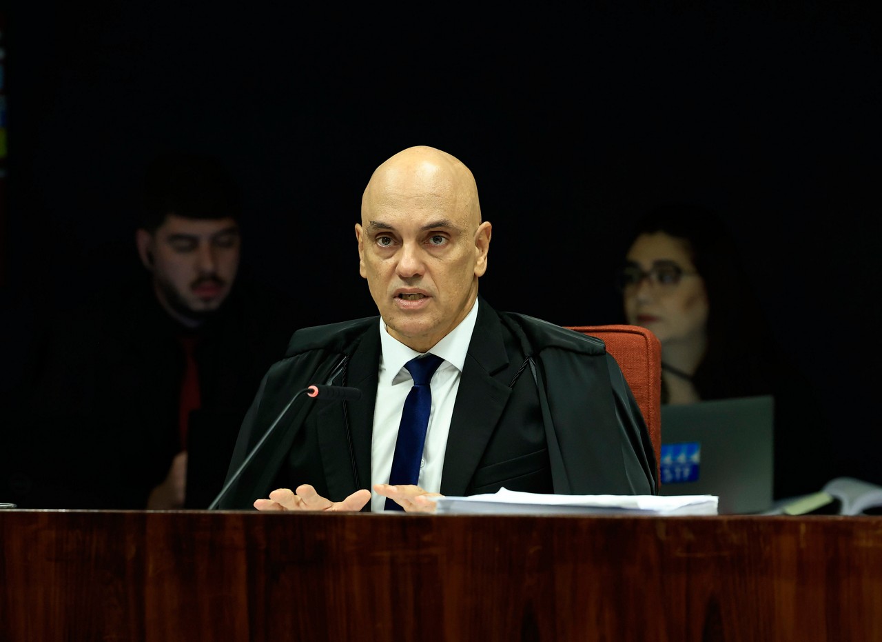 O ministro Alexandre de Moraes lê o seu relatório durante sessão da Primeira Turma do Supremo Tribunal Federal (STF). Colegiado julga denúncia sobre tentativa de golpe de Estado. 