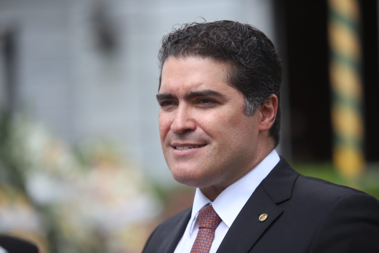 Newton Cardoso Jr. durante o velório do pai, o ex-governador Newton Cardoso
