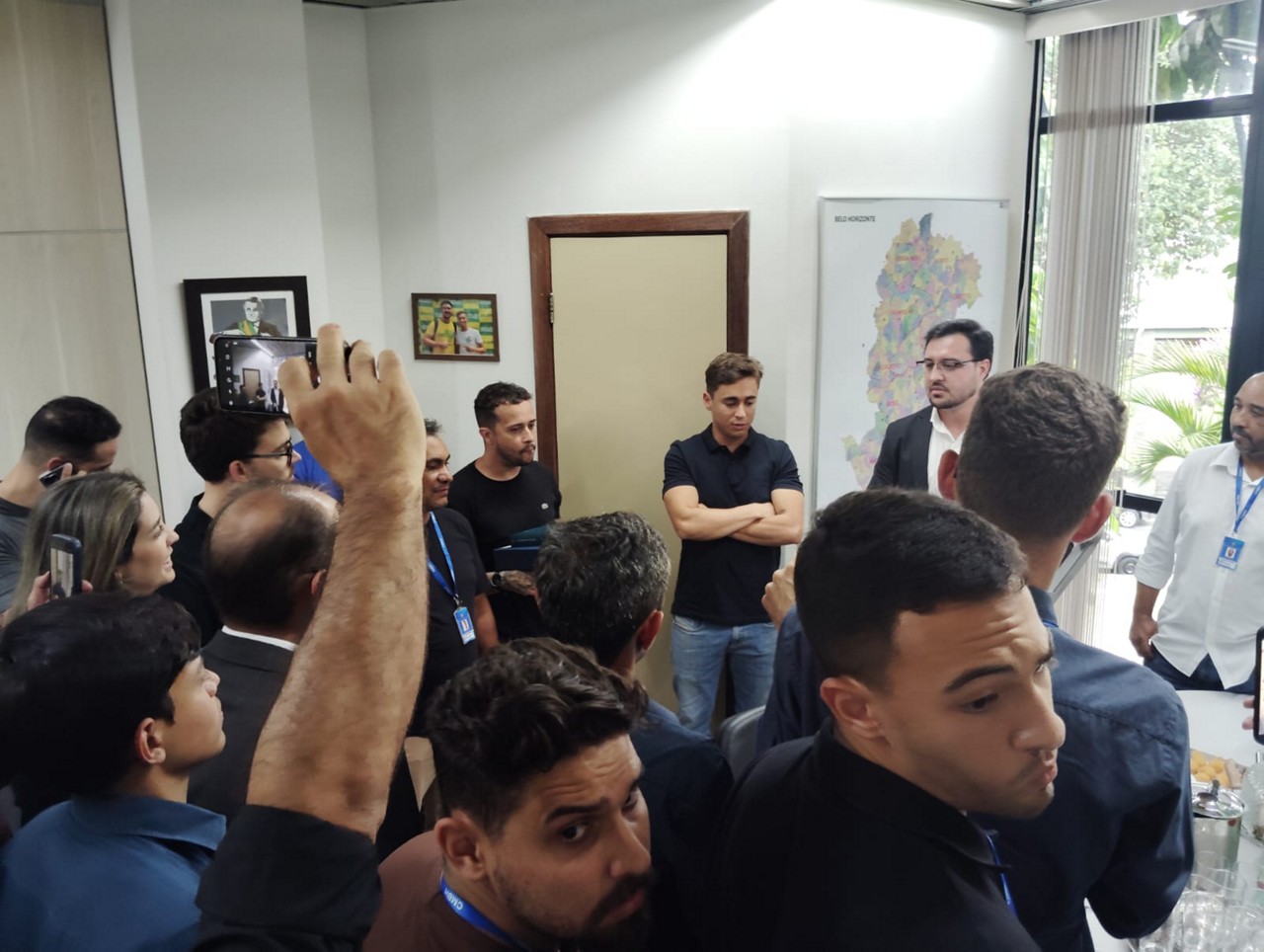 Nikolas tirou foto com apoiadores na Câmara