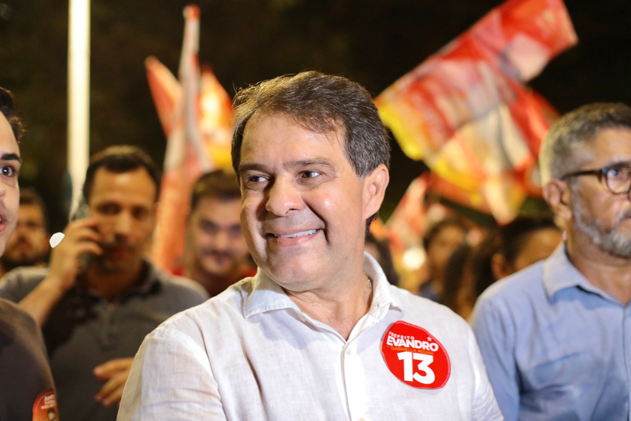 Evandro Leitão surfou na imagem de Lula, de Elmano de Freitas e Camilo Santana para ganhar mais destaque na campanha. 