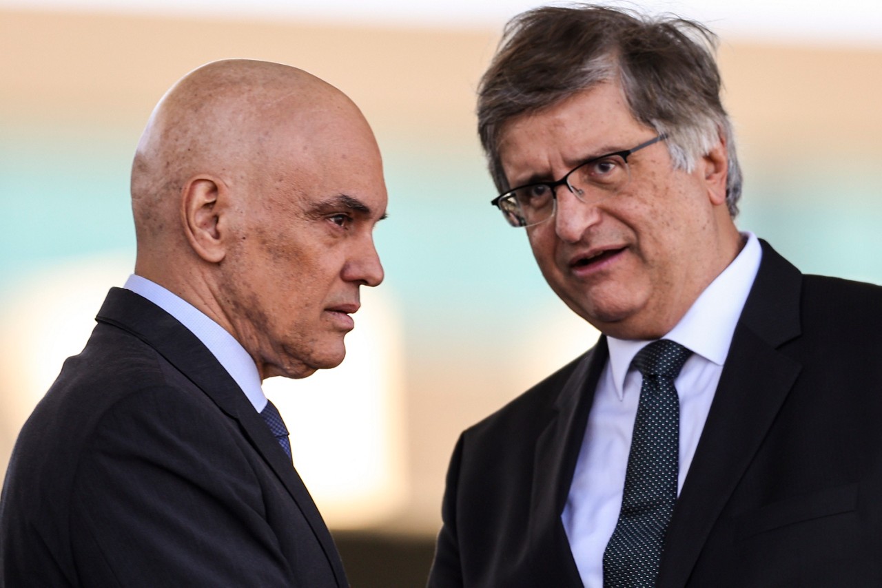 Brasília (DF), 22/08/2024 - O ministro do STF, Alexandre de Moraes, e o Procurador-Geral da República, Paulo Gonet, durante a solenidade comemorativa ao Dia do Soldado, no Quartel-General do Exército, em Brasília. Foto: Marcelo Camargo/Agência Brasil